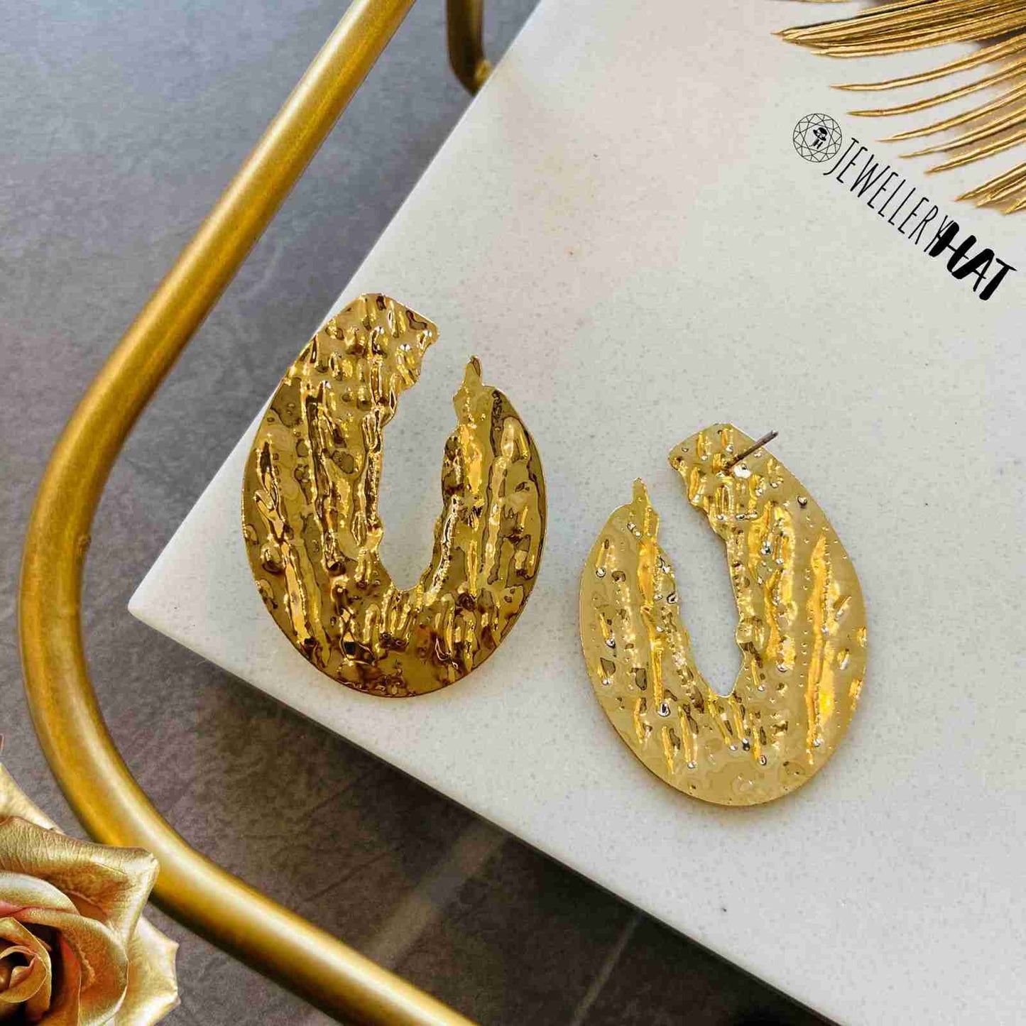 Modern Earrings in Gold