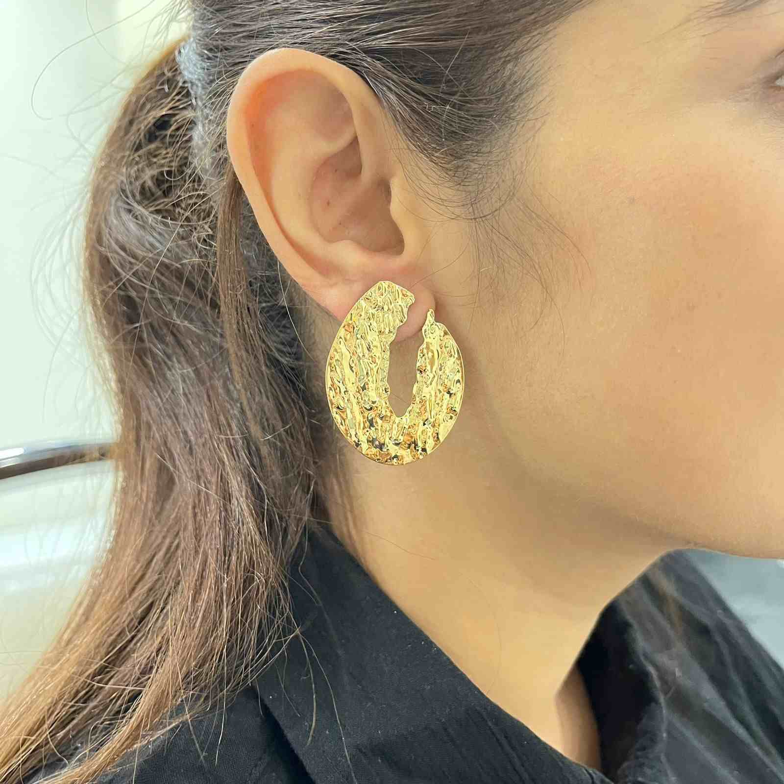 Modern Earrings in Gold